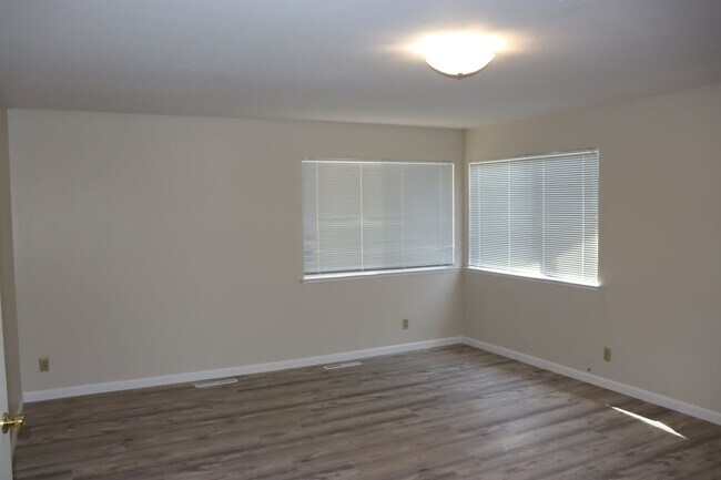 Building Photo - Single Family Home Centrally Located off H...