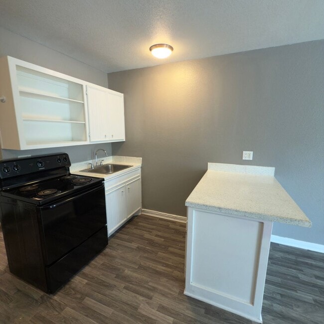 Building Photo - $400 Off 1st Full Month!* All Utilities In...