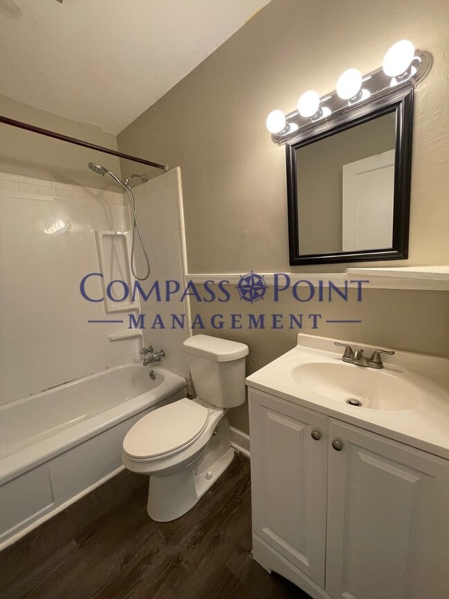 Building Photo - 4 bed 2 bath in Castlewood Park area/ Loud...