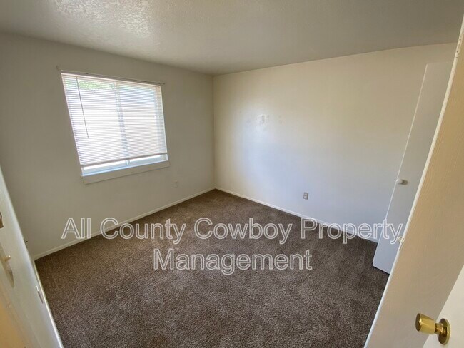 Building Photo - 527 E Spring Creek Dr