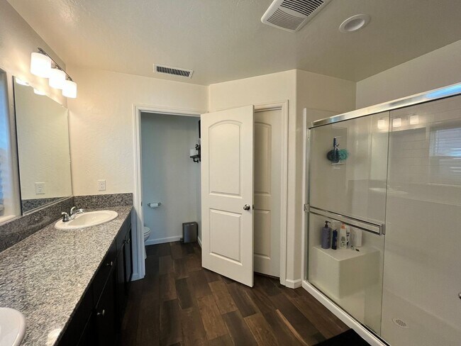 Building Photo - 1517 S Barberry Pl