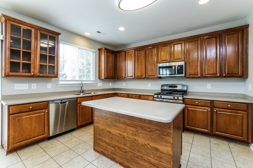 Building Photo - 8890 Elizabeth Bennet Pl