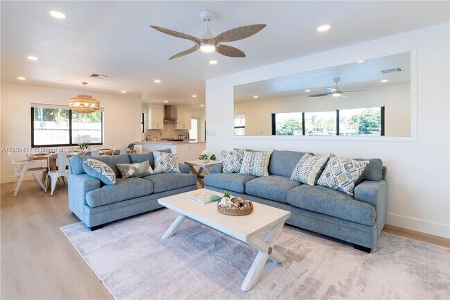 Building Photo - 309 S Riverside Dr