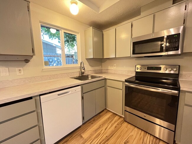 Building Photo - This Adorable 3 Bed / 2.5 Bath Ranch Style Homes Offers A Large Backyard and Beautiful Natural Li...