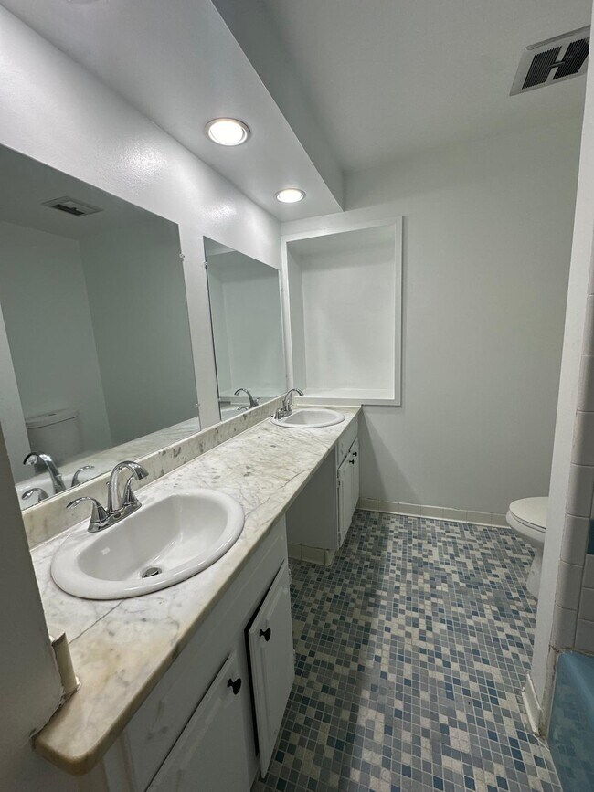 Building Photo - 429 Bella Vista Dr