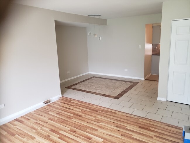 Building Photo - 9385 Bay Colony Dr