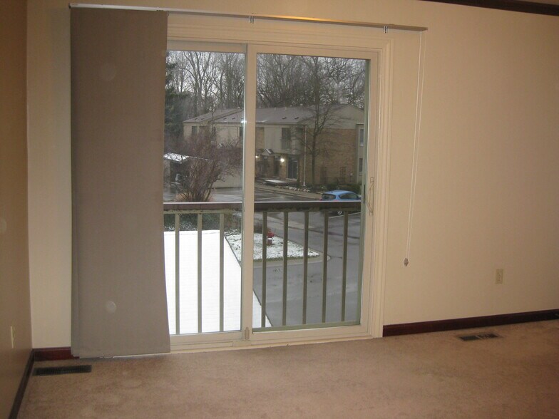 Building Photo - 1446 Oakbrook E