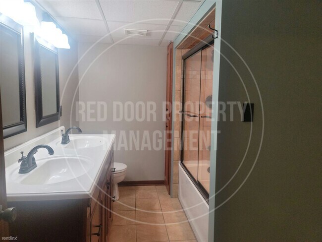 Building Photo - 3 br, 2 bath Duplex - 2030 Rosewood Court