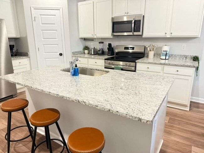 Building Photo - 1371 Speedway St