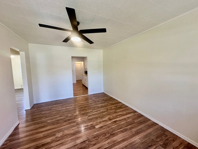 2bdrm, 1 bath HOUSE with fenced yard - 2bdrm, 1 bath  HOUSE with fenced yard