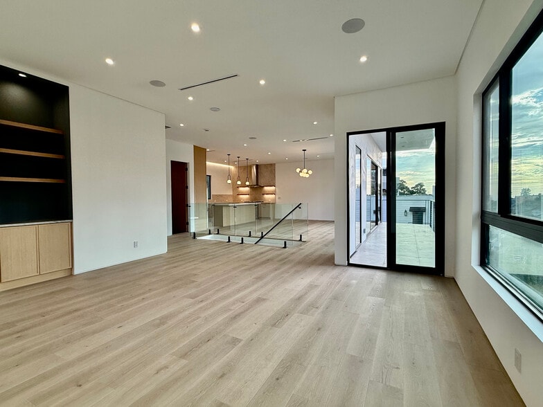 Building Photo - 1931 Sunset Plaza Dr