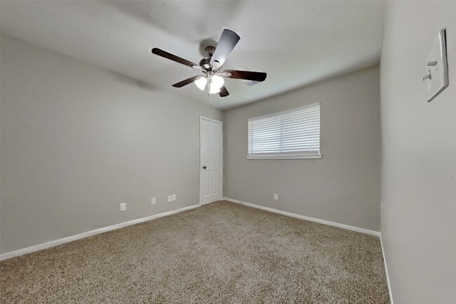 Building Photo - 6818 White Tail Dr