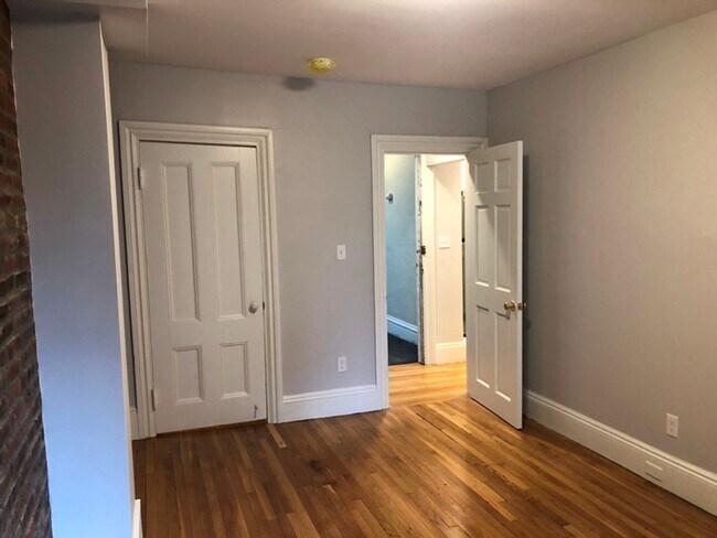 Building Photo - Back Bay 1bed / 1bath available Feb 1 $3450