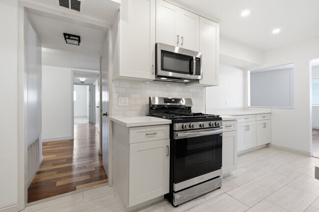 Building Photo - Prime L.A. Location Steps from Beverly Hills | 2 BR / 2.5 BA Home-Like Condo