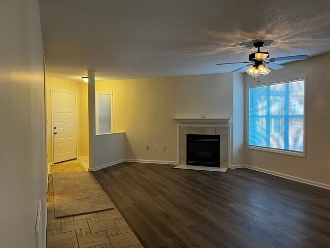 Building Photo - Town home located in Greenville