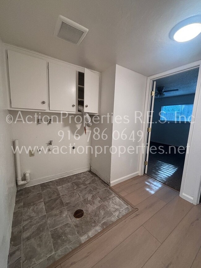 Building Photo - Move In Special $500.00 off 1st Mo Rent: C...