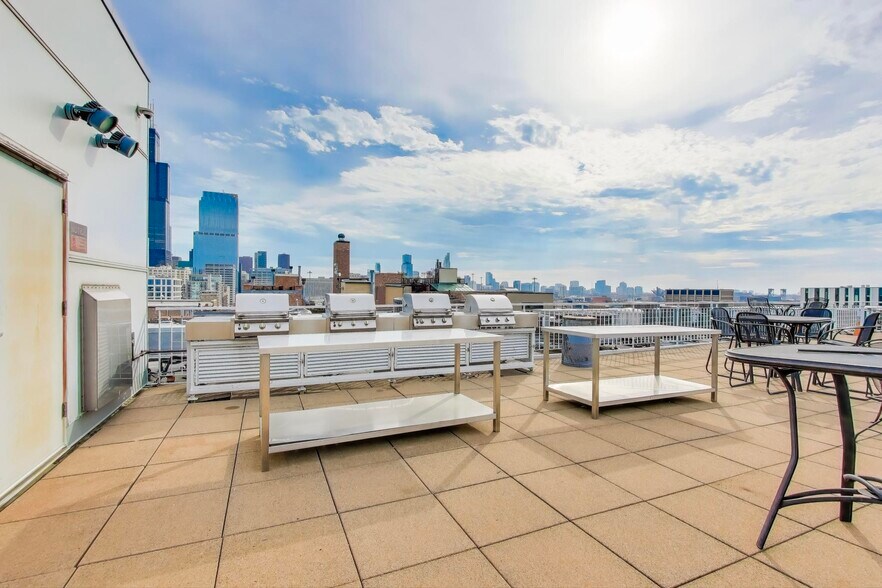 Building Photo - 933 W Van Buren St