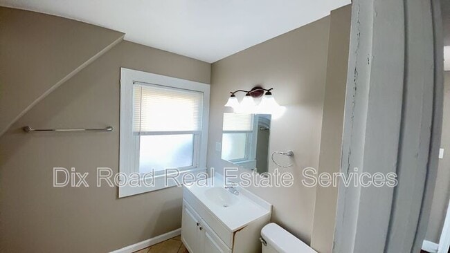 Building Photo - 1303 Kumler Ave