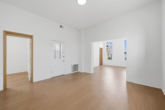 Building Photo - 3300 N Southport Ave