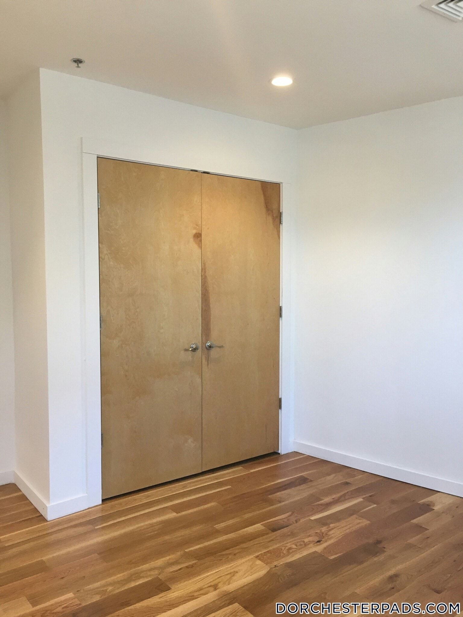 Building Photo - 600 Columbia Rd