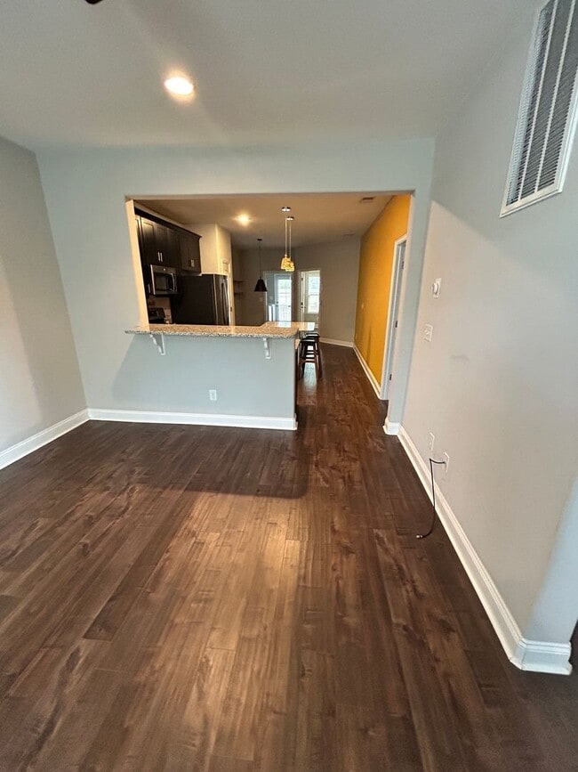 Building Photo - 3 Bedroom 3.5 Bath Spacious Townhome