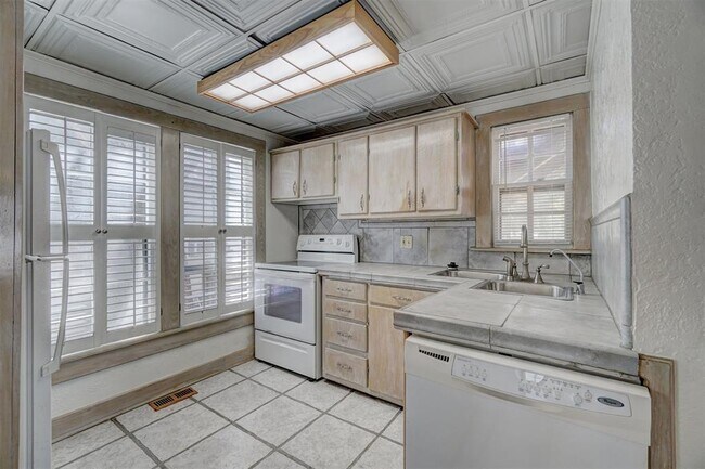 Building Photo - 404 Chautauqua Ave