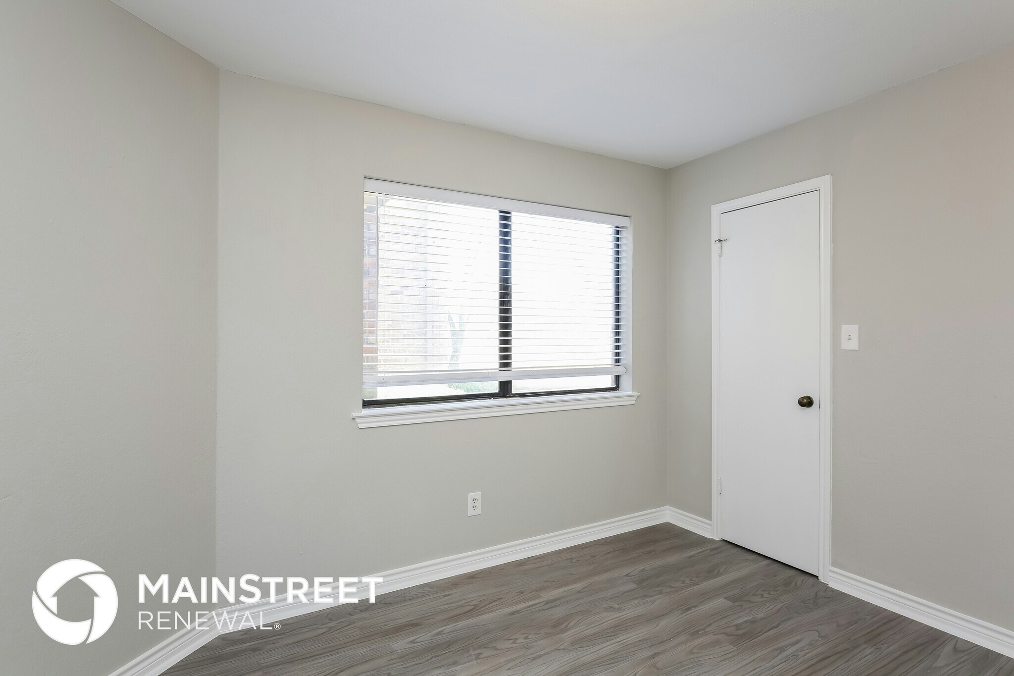 Building Photo - 1420 Paintbrush St