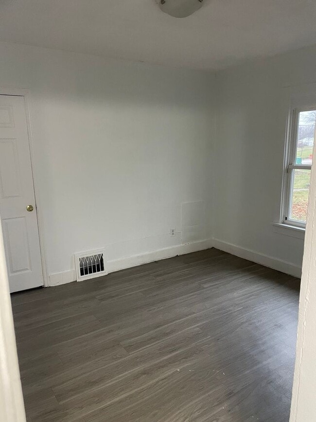 Building Photo - Spacious Single Family Home