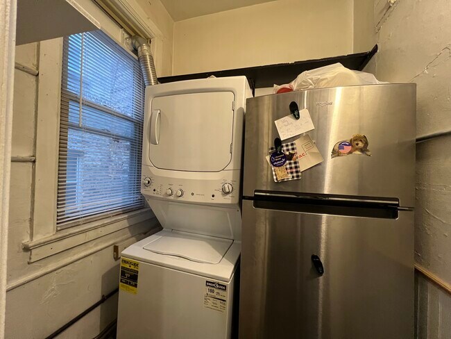 Building Photo - 1516 W Thome Ave