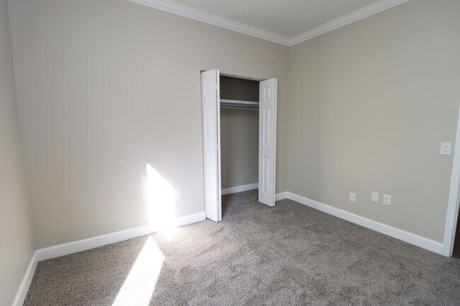 Building Photo - Luxury 3BR/2BA Renovated Condo