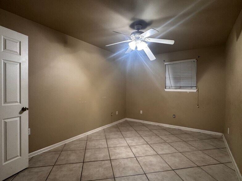 Building Photo - 8508 Valor Dr