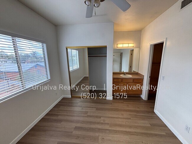 Building Photo - 1415 E Lester St