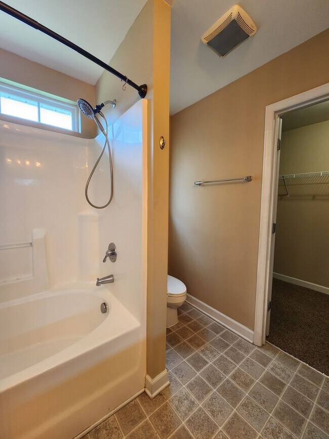 Building Photo - 208 Lockwood Ct