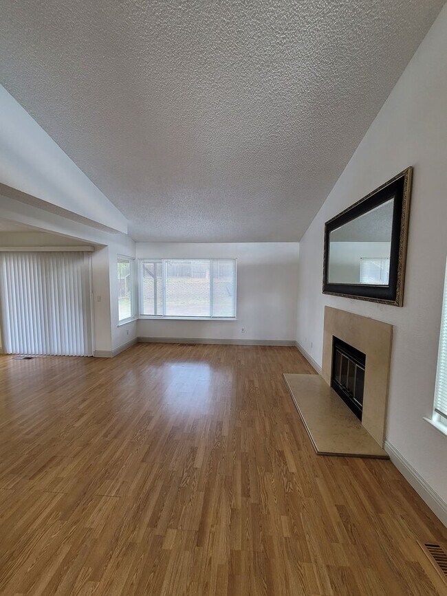 Building Photo - Charming 3-bedroom, 2.5-bathroom house with solar!