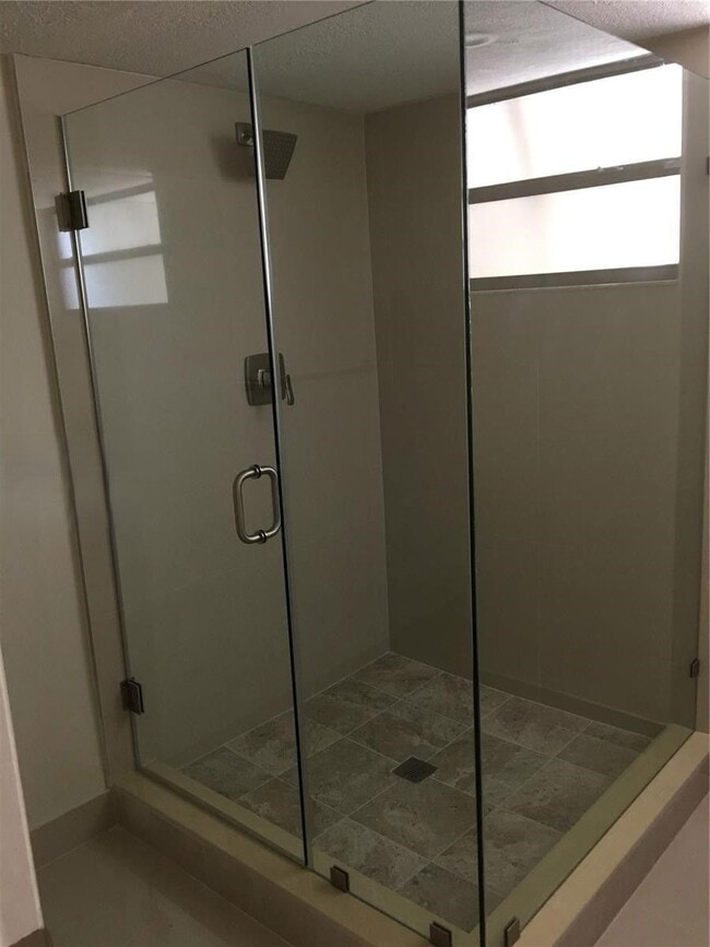 Building Photo - 10951 N Lakeview Dr