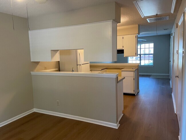 Building Photo - 107 Wisteria Ct