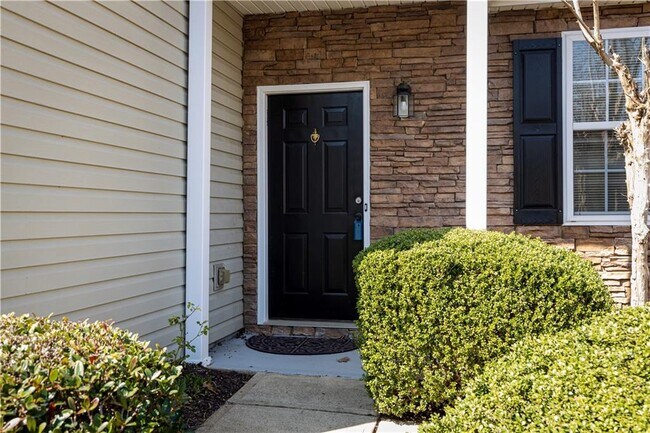 Building Photo - 317 W Oaks Trail