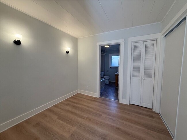 Building Photo - Updated ground floor unit in vintage duple...