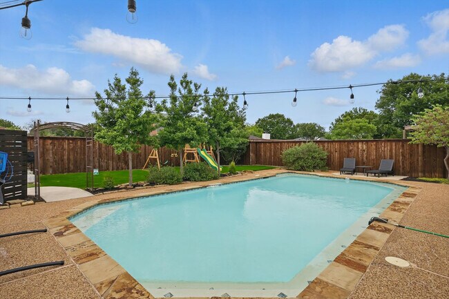 Building Photo - 328 Shawnee Trail