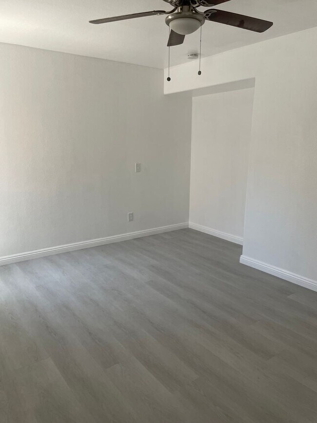 Building Photo - Lots of options