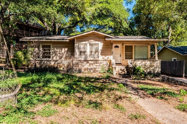 Building Photo - 3302 Hemlock-