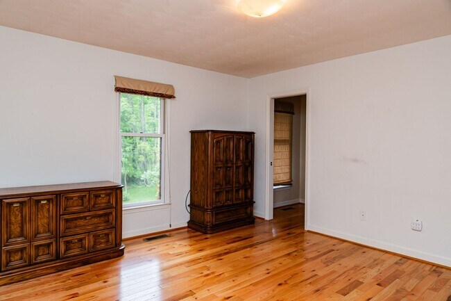 Building Photo - New Listing!