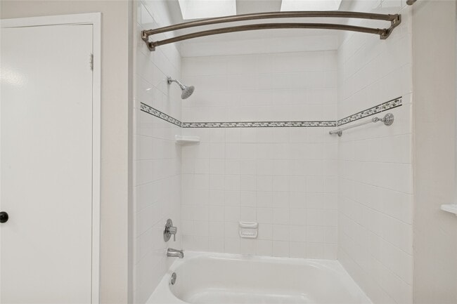 Building Photo - 8610 Lake Crystal Dr