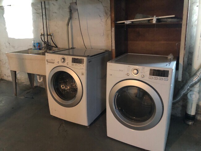 Building Photo - 1714 Dagmar Ave