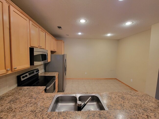 Building Photo - Lovely 2 Bed / 2 Bath TH w/ Heated Underground Parking in Plymouth!