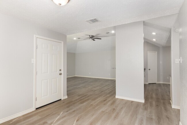 Building Photo - 15535 Evergreen Pl Dr