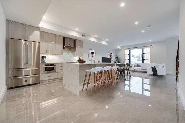 Building Photo - 290 Griffith St