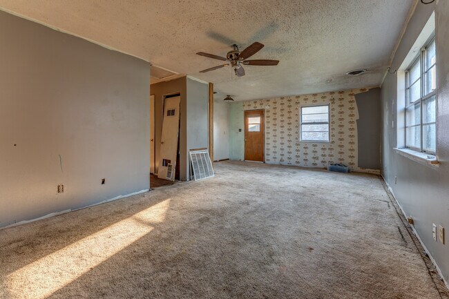Building Photo - 121 W Pecan St