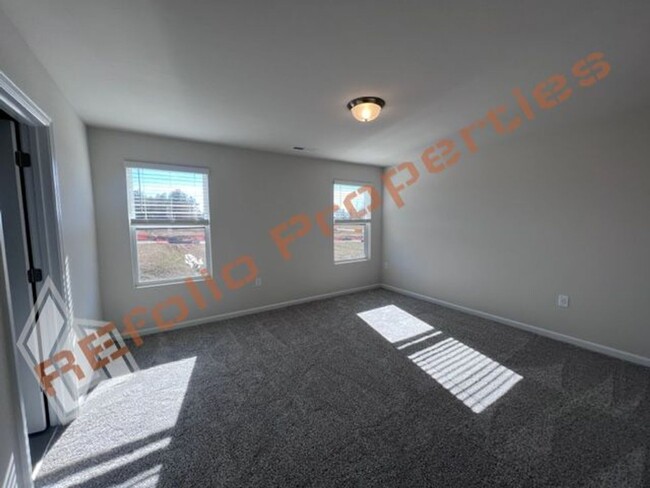 Building Photo - Beautiful 5 Bedroom 3 Bath 2-Car Garage Ho...
