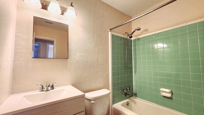 Building Photo - $500 bonus & Cozy 3 bed/1 bath home with s...